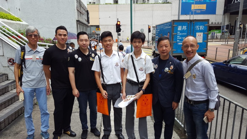 图四、五、六、七及八为东华三院董事局成员走遍全港多区卖旗筹款，并鼓励在场的志愿者。