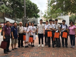 图四、五、六、七及八为东华三院董事局成员走遍全港多区卖旗筹款，并鼓励在场的志愿者。