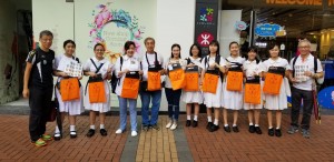 图四、五、六、七及八为东华三院董事局成员走遍全港多区卖旗筹款，并鼓励在场的志愿者。