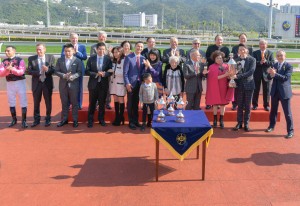 图二为东华三院主席王贤志先生（前排右二）颁发「东华三院挑战杯」，并与胜出马匹「美丽满载」的马主、练马师及骑师合照。