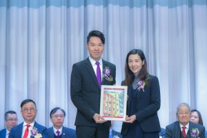 图一为东华三院主席兼名誉校监王贤志先生(左) 致送纪念品予教育局元朗区总学校发展主任纪颖妍女士(右)。