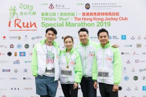 图七为东华三院主席王贤志先生（左三）与参赛选手及共融大使合照。