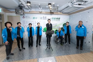 东华三院王贤志主席（右四）与年轻长者无伴奏乐队Upbeat合唱，把活动气氛推至高峰。