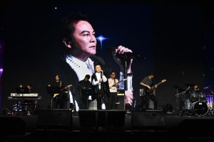 图六为东华三院顾问及历届主席组成慈善Band，为现场观众倾力表演，搏得现场不少掌声。
