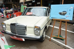 图四: 大会展出30辆特色经典老爷车给市民拍照留念。