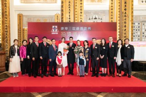 图一为东华三院董事局成员与香港小姐暨国际中华小姐冠军陈晓华小姐（左七）、香港小姐亚军邓卓殷小姐（右七）合照。