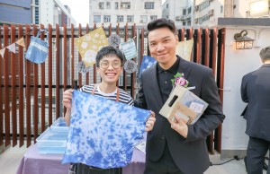 图五为东华三院主席王贤志先生参观扎染摊位，了解该空间定期举办的居民联谊活动。