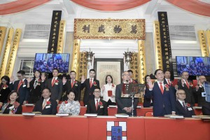 图一：东华三院己亥年董事局主席蔡荣星博士(前排右二)联同其它董事局成员宣誓就职。