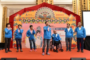 图四为东华三院属下安老服务单位「越龄」的长者于记者招待会上作粤曲表演。