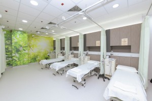 图三及四：东华三院王胡丽明中医诊所设有1个药房及1个针灸推拿治疗室。