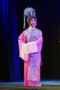 图五为东华三院副主席邓明慧女士再次踏台板作慈善演出嘉宾，于《佳偶天成》中演出。
