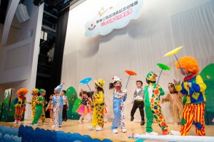 图4-5为东华三院吕冯凤纪念幼稚园学生于校庆典礼上表演，庆祝该校35周年校庆。
