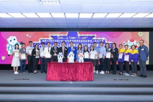 图六：教育局首席助理秘书长（特殊教育）黎锦棠先生（左九）颁发奖状予教学课件设计比赛各得奖者。