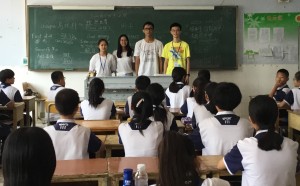 图三：吴俊熙同学（右一）曾参与支教活动，了解内地偏远地区学生的学习条件与生活环境后，让他立志成为土木工程师。