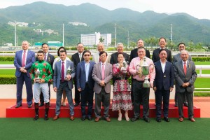 图二为东华三院主席蔡荣星博士（前排右二）颁发「东华三院挑战杯」，与马匹「发财宝」的马主、练马师及骑师合照。