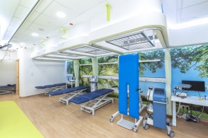 图三至五：东华三院何超蕸综合复康中心为市民提供一站式中医及物理治疗复康服务。