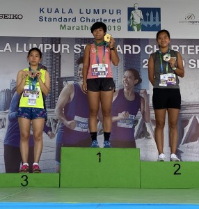 伴跑员董绮雯(中)、跑手谢彩玉(右)及张浩伦(左)勇夺五公里女子公开组冠、亚、季军。