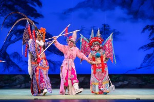 图三及图四为福陞粤剧团台柱汪明荃女士及罗家英先生的精湛演出，获全场观众报以热烈掌声。