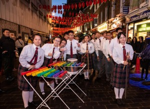 图四：学生大使到访唐人街，并表演创意敲击乐。