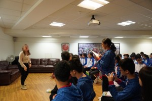 图五：学生大使伦敦参访团一行到访华人社区中心，了解海外华人团体的角色及贡献。