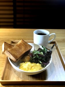 北海道牛奶滑蛋厚多士配沙律早餐，让上班族健康地开始每一天。