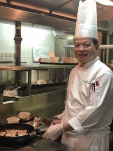 阳明山庄明园总厨黄浩初师傅即场煎煮萝卜糕及年糕与CookEasy团队分享。