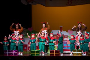 图3-4为东华三院洪王家琪幼稚园学生于校庆典礼上表演，庆祝该校35周年校庆。