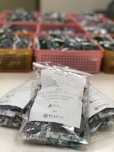 图3：东华三院的中医团队特别制作及派发15,000包中药茶饮，为前线医护打气。