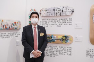 图五为马清扬副主席与其设计滑板作品《神威普佑》合照。