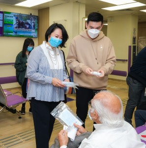 图六：东华三院文頴怡主席（左一）及谭镇国副主席（左二）到访东华医院，向病人派发口罩。