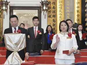图一： 东华三院庚子年董事局主席文頴怡小姐（前排右）联同其它董事局成员宣誓就职。