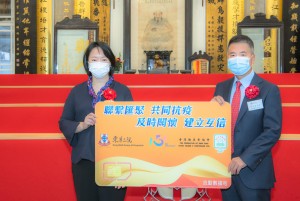 图一为东华三院主席文頴怡小姐（左）接受由香港钟表业总会主席李永安先生（右）代表香港钟表业总会捐赠的流动数据卡。