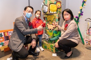 图二为康乐及文化事务署署长刘明光太平绅士（左），和东华三院主席文頴怡小姐（右）欣赏幼儿艺术家的作品。