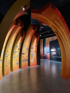 图四为展览特别设计东华时光隧道，展示150年来东华三院与香港市民并肩同行。