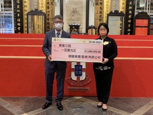 图一为东华三院文頴怡主席（右）接受由顺丰速运（香港）有限公司香港区总经理岑子良先生（左）致送的善款支票。