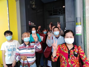 图二、三为东华三院的服务使用者感谢顺丰香港支持弱势社群抗疫。
