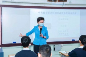 图五为行政长官林郑月娥参观中四级公民与社会发展科课堂期间，亲身向同学讲解香港在「一国两制」下的宪制地位。