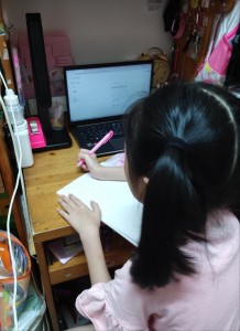 图二及三为东华三院学生获得资助后，在家上网学习时的情况。