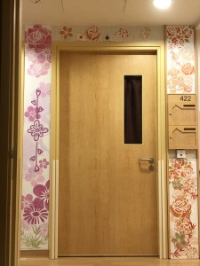 于花墟走廊内，多位长者亲自以和谐粉彩装饰门框，除美观外，亦让长者更容易辨识自己的房间和方向。