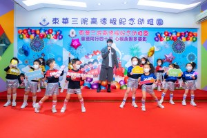 图四为香港男歌手及演员吴业坤先生以校友身份亲自到场致贺，于典礼中与学生一起高歌，祝贺母校40周年校庆。