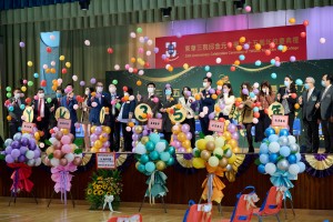 图二为一众主礼嘉宾主持35周年校庆仪式，寄意学生高飞向上，迈向更好的前程。