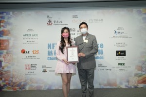 3)	东华三院主席暨筹委会主席马清扬先生（右）颁发感谢状予活动的慈善大使锺柔美小姐Yumi（左），感谢她大力支持是次活动。