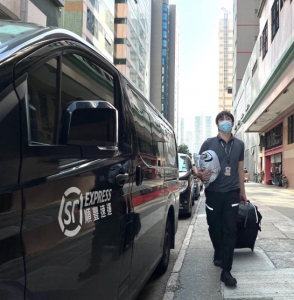 图三及图四：顺丰速运（香港）有限公司向东华三院提供物流支持，免费派送抗疫物资到社区。