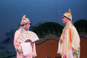 图五为东华三院总理伍怡先生（右）及总理杨焯兴先生（左）初踏台板，粉墨登场参演《花田八喜》。