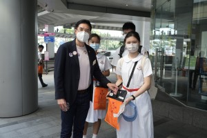 图一至四为东华三院主席马清扬先生走访各个地点，为志愿者学生打气。