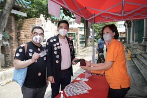 图五为马清扬主席（左二）及行政总监苏祐安（左一）探访不同服务单位的卖旗志愿者，并以电子支付方式捐款买旗。