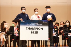 图七、东华三院麦菁芮总理颁发香港科技大学机械人探索杯全港冠军予得奖同学。