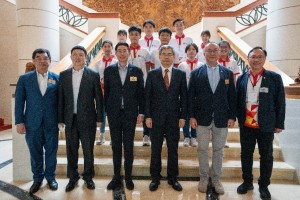 图一为东华三院主席兼名誉校监马清扬先生（前排左三）与董事局成员带领一众学生大使参访新加坡，并与中国驻新加坡大使馆教育参赞康凯先生(前排右三)及代表会面。