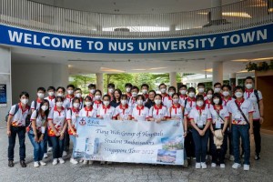 图六为学生大使于新加坡国立大学校园参观。