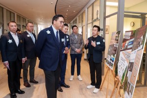 嘉宾参观东华三院青少年全人成长中心内的年轻企业家共享工作间。